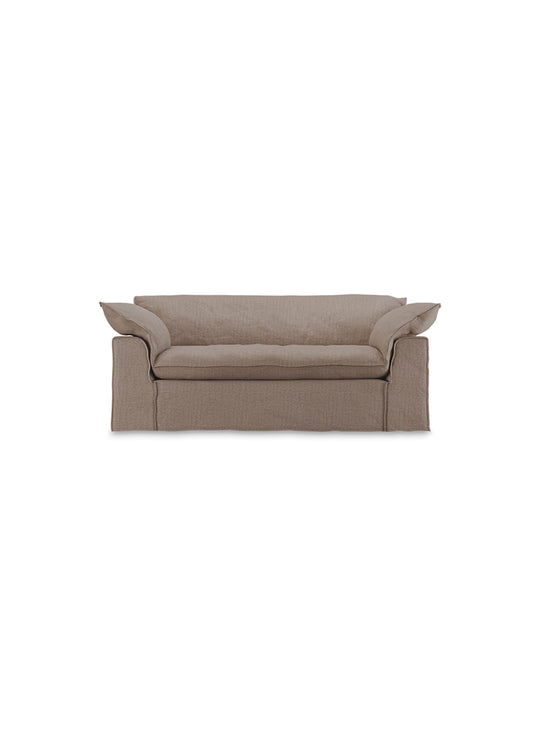 Le sofa HKliving Nomad séduit par son confort enveloppant et son format compact. terre