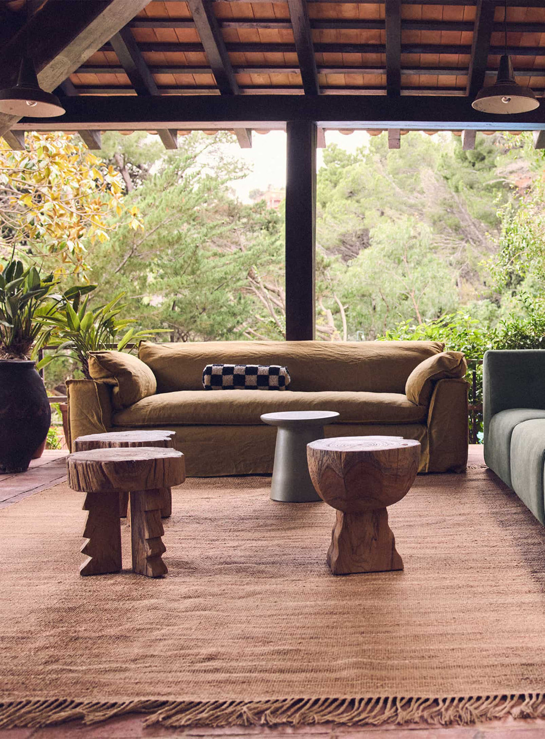 Sofa HKliving Nomad : un canapé 4 places au design sobre et accueillant. ocre