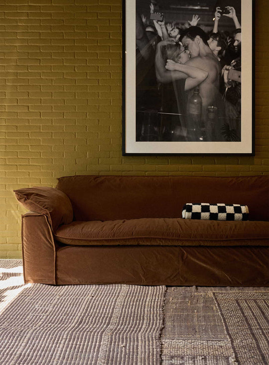 Le sofa HKliving Nomad est disponible en plusieurs tissus et coloris. caramel