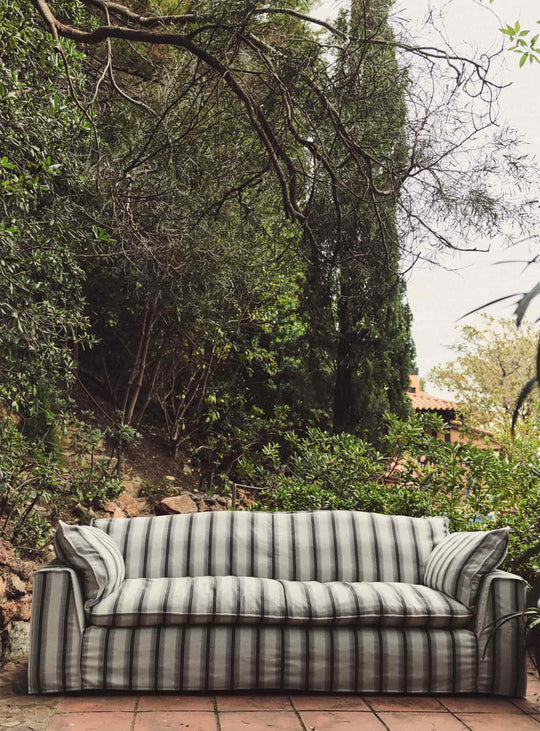 Sofa HKliving Nomad : un canapé spacieux inspiré des boutique-hôtels méditerranéens. chalkstripe