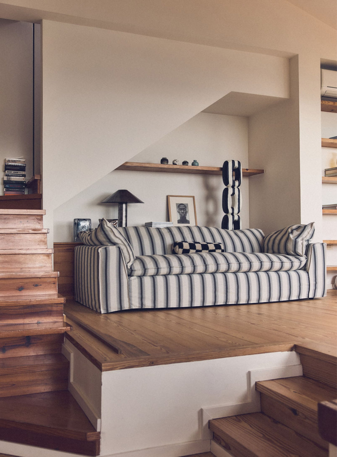 Sofa HKliving Nomad 4 places : une assise profonde au design méditerranéen, pensée pour durer. chalkstripe