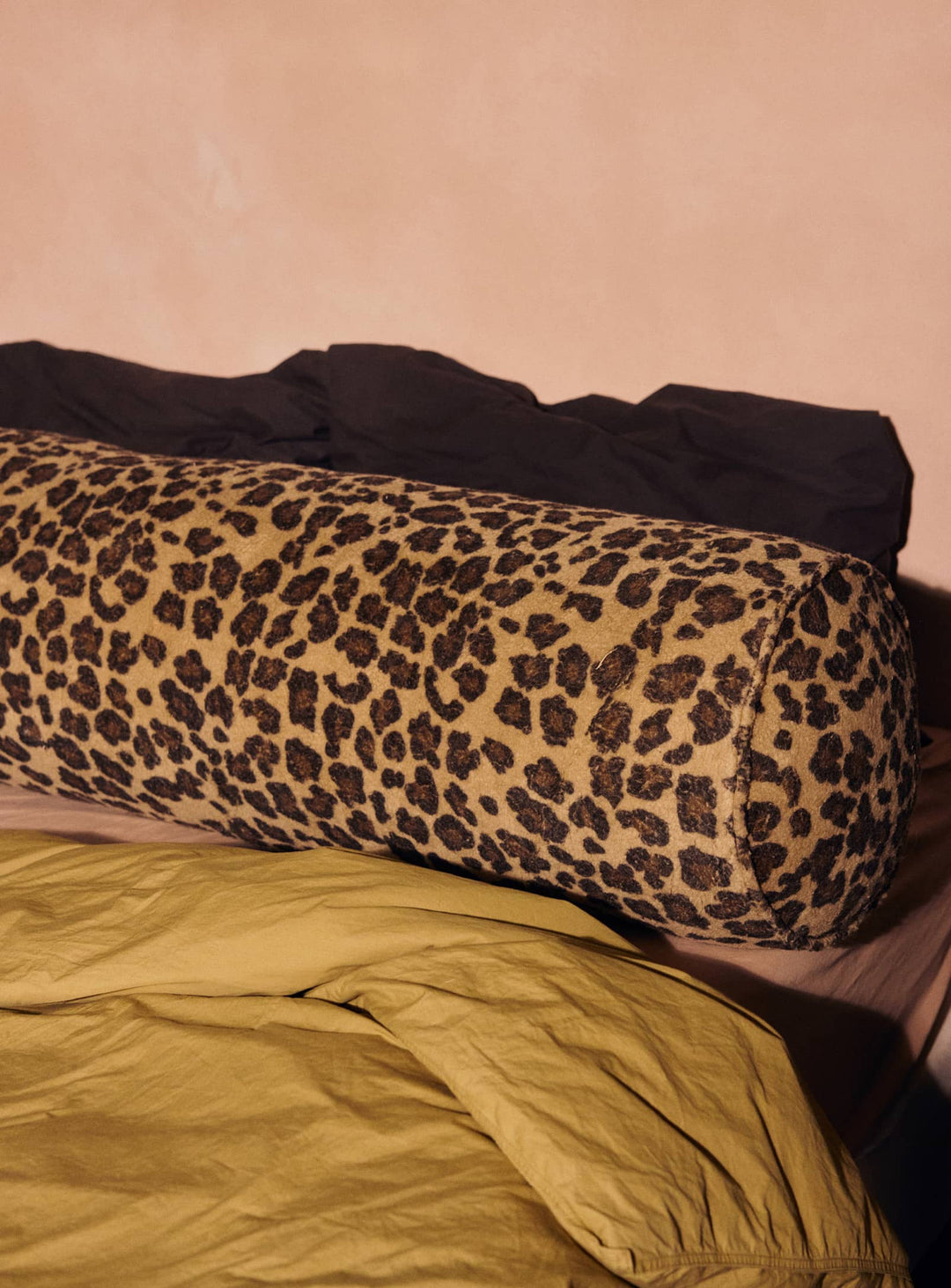 Coussin traversin Panthère HKliving de 150 cm, un format XXL au motif animalier audacieux et graphique. grand