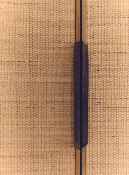 Armoire Pioneer HKliving, bois massif et finitions minimalistes pour une déco forte. rotin