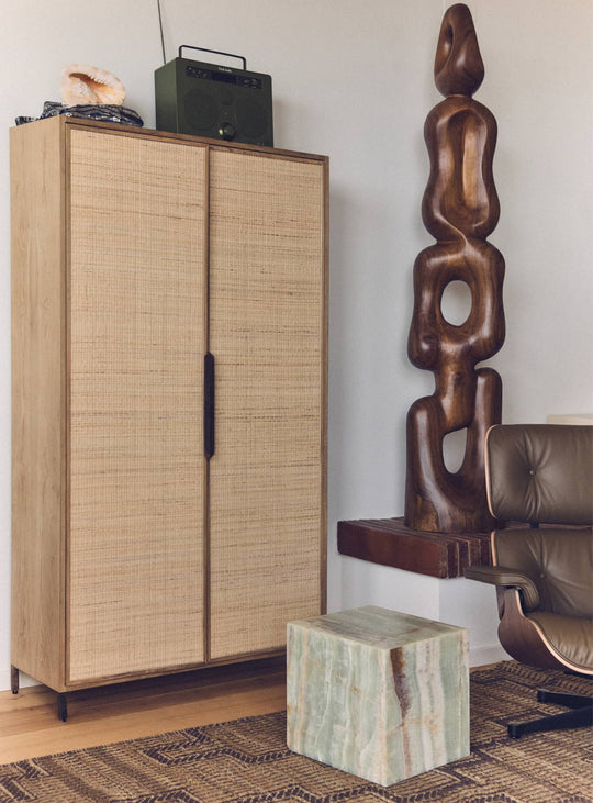 Armoire Pioneer HKliving, bois naturel et détails industriels pour intérieur moderne. rotin
