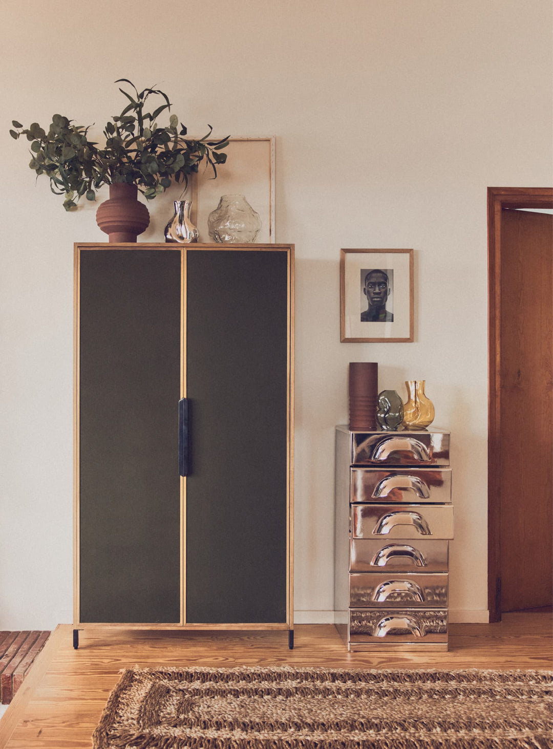 Armoire Pioneer HKliving en bois massif, meuble de caractère au style brut et authentique. toile