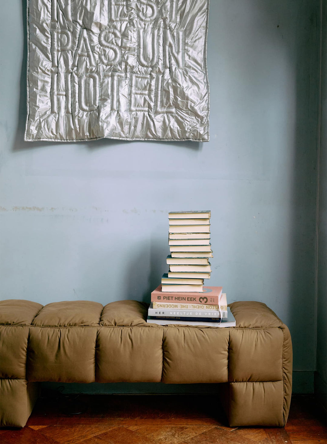 Banc Puffy HKliving : un banc matelassé au design sculptural et contemporain. olive