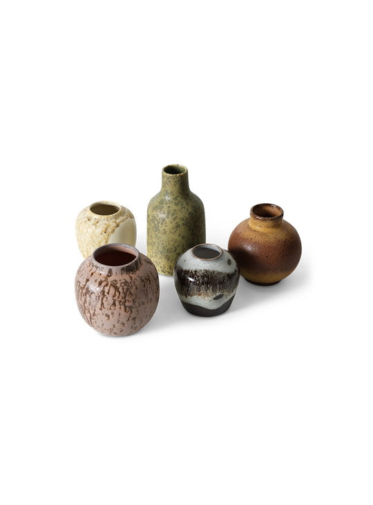 Vases Pursuit 70s Ceramics HKliving en grès, parfaits pour fleurs fraîches, tiges séchées ou décoration seule.