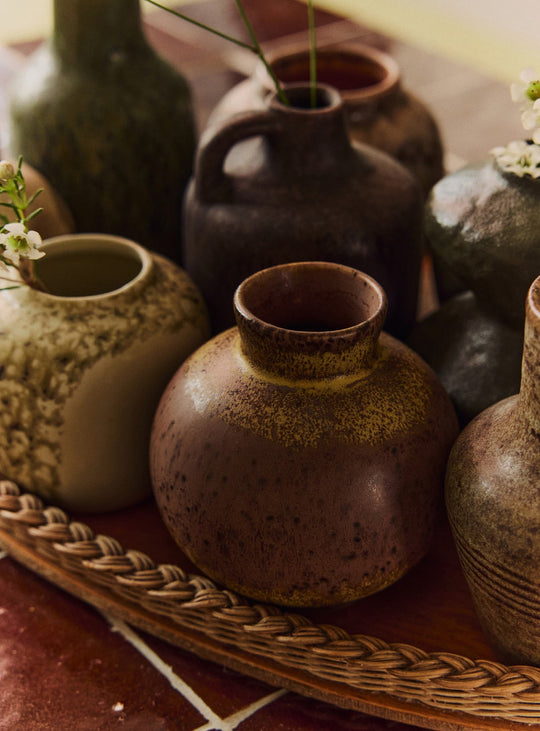 Vases Pursuit 70s Ceramics HKliving, un ensemble de 5 pièces aux formes variées et aux émaux finis à la main.