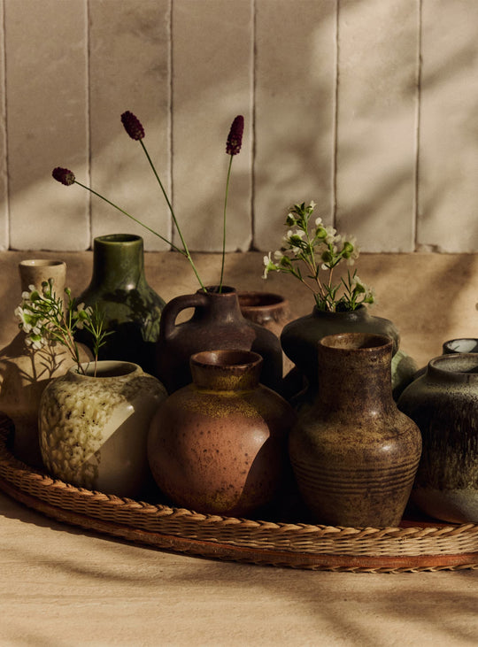 Set de vases Pursuit 70s Ceramics HKliving en grès, cinq pièces colorées aux formes uniques et au charme rétro.