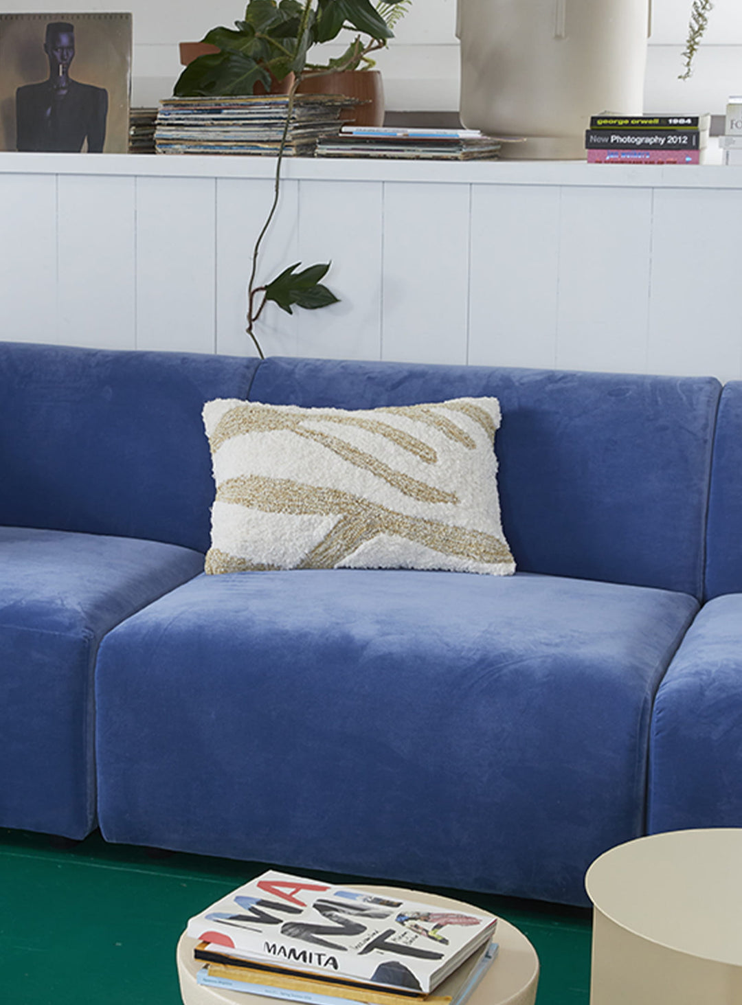 Coussin Fluffy HKliving en coton naturel, blanc et beige, doux et duveteux pour une ambiance cosy.