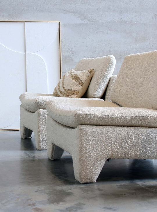 Coussin Fluffy HKliving blanc et beige, idéal pour une décoration douce, neutre et chaleureuse.