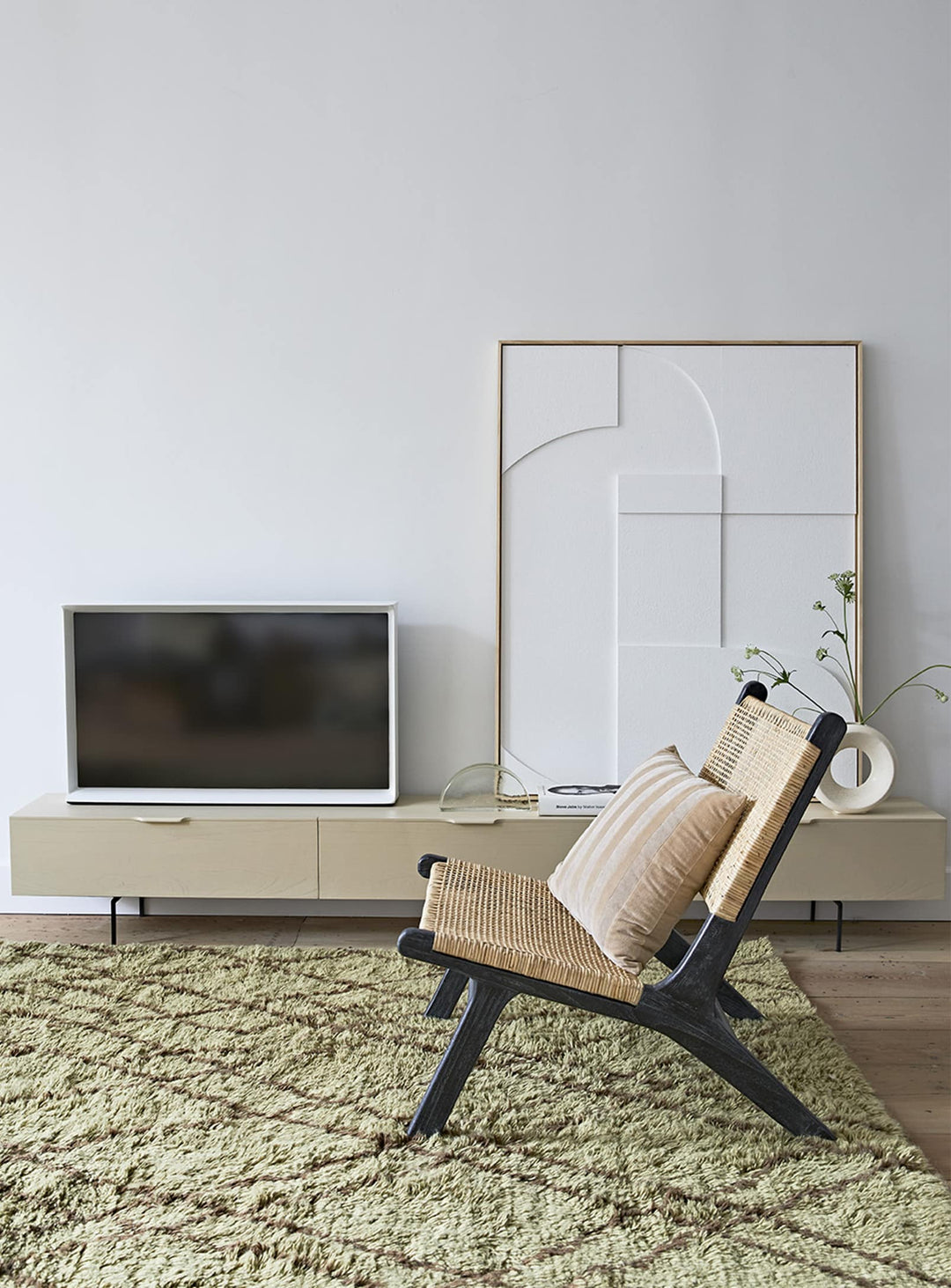 Meuble TV Sable HK Living, design rétro chic avec bois naturel et pieds acier noir. grand