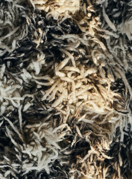 Tapis Shaggy HKliving avec longues fibres en laine pour une texture douce et enveloppante.