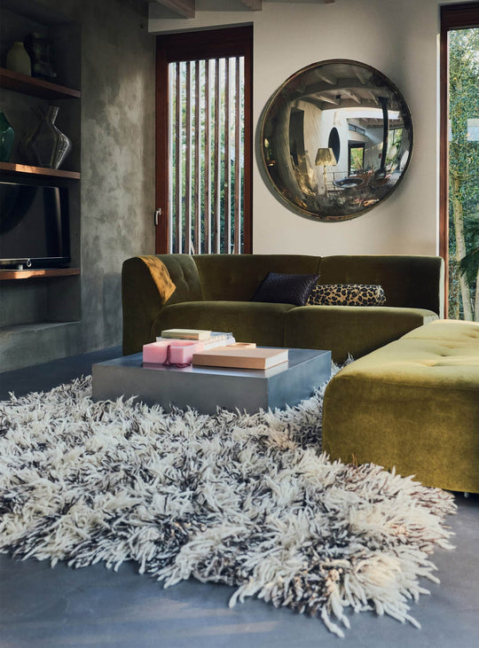 Tapis Shaggy HKliving : un tapis en laine au motif damier revisité avec douceur et relief.