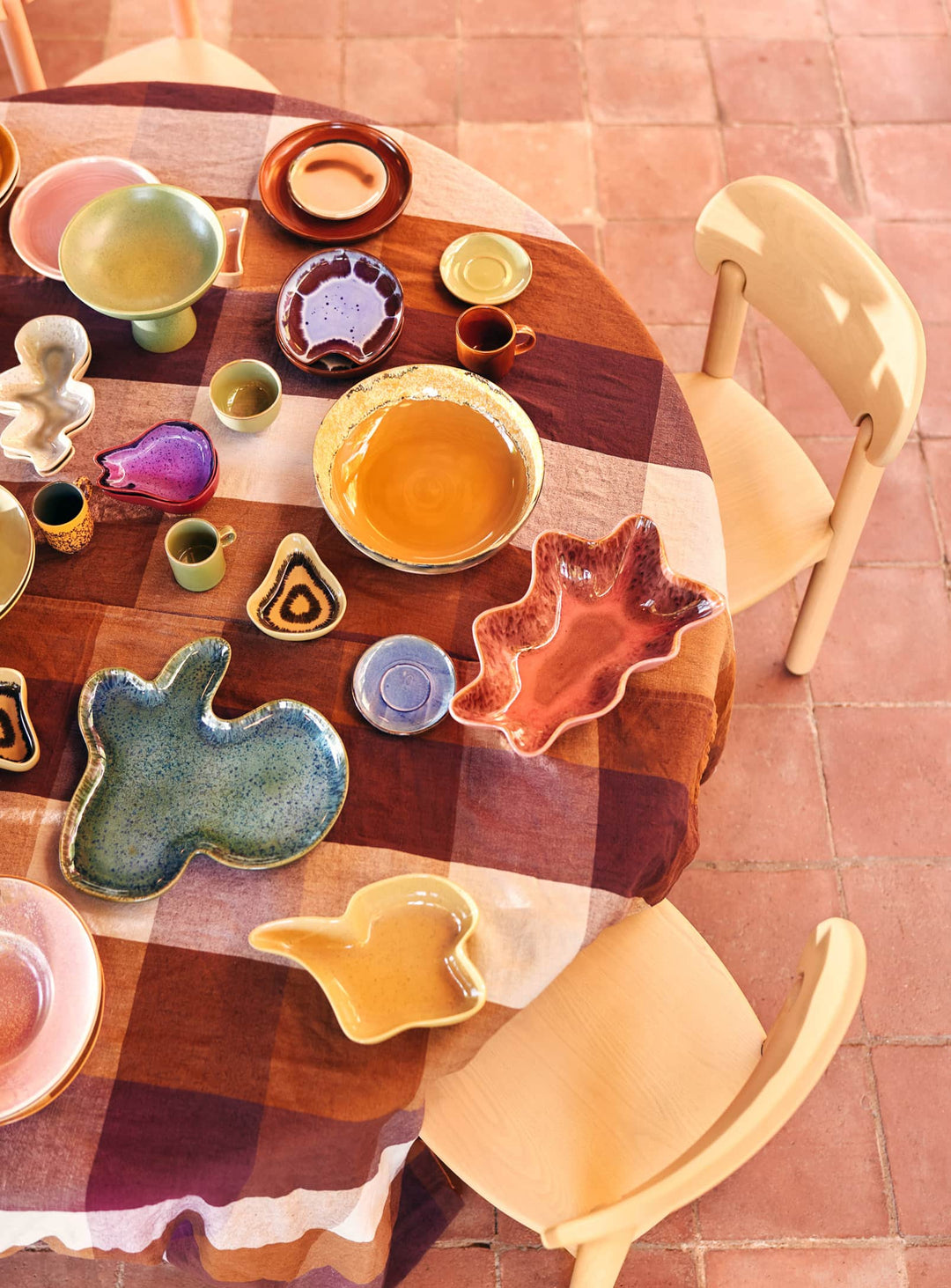 Saladier de service Shell Ceramics HKliving pour créer une table élégante et naturelle. corail