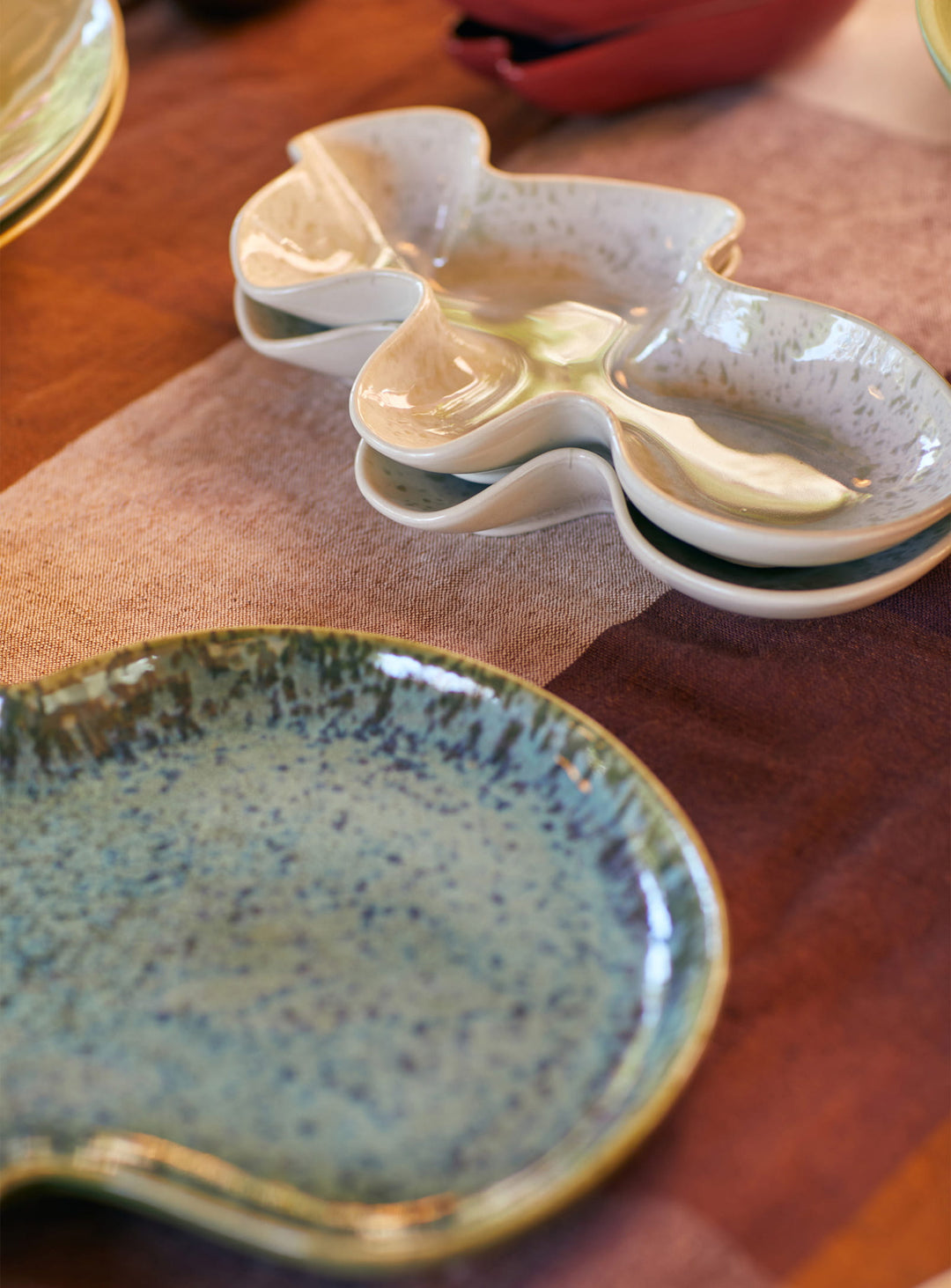 Saladier de service Shell Ceramics HKliving : un grand saladier en grès inspiré du monde marin. huitre