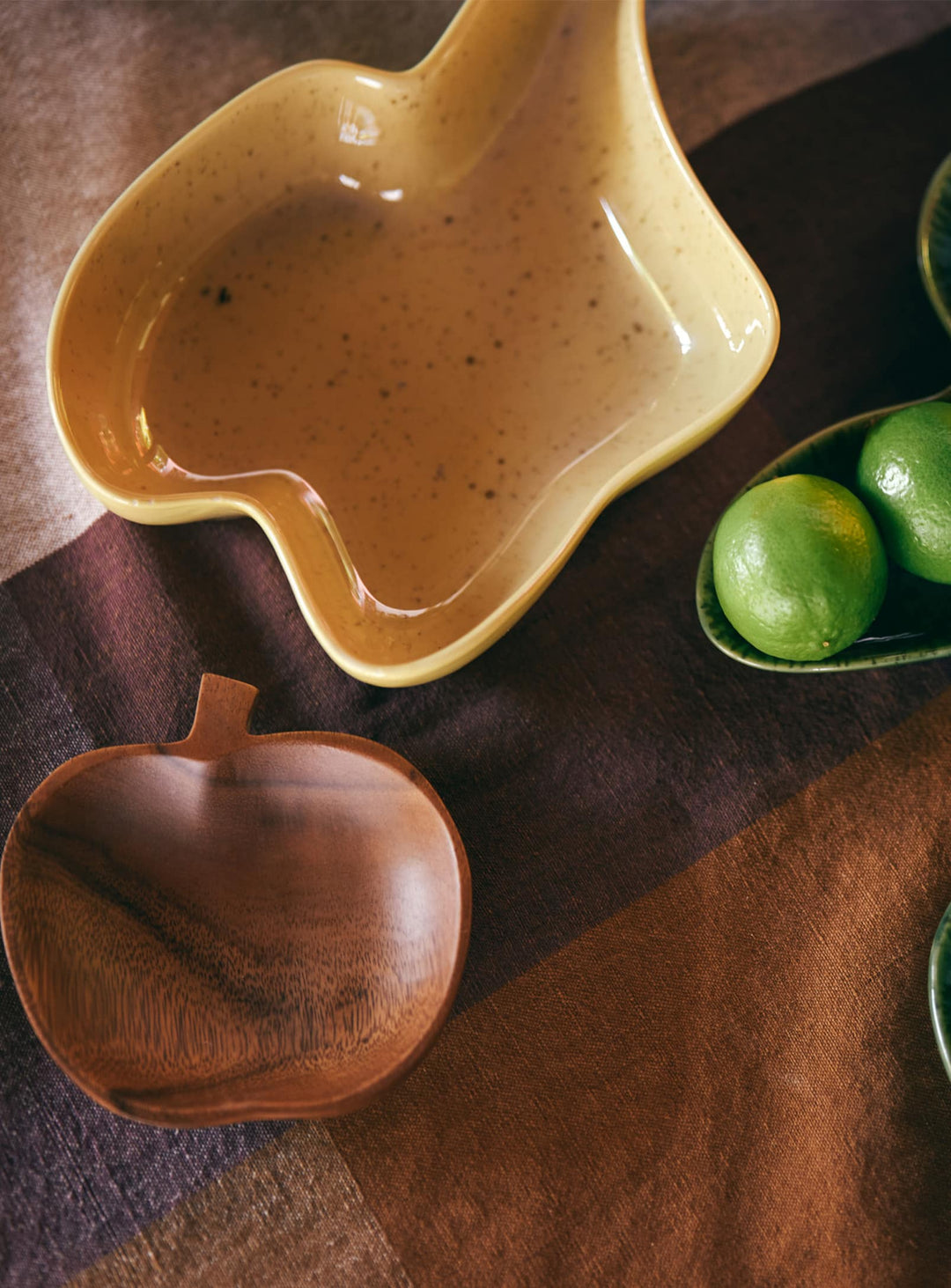Saladier de service Shell Ceramics HKliving : un design raffiné pour des repas conviviaux. vanille