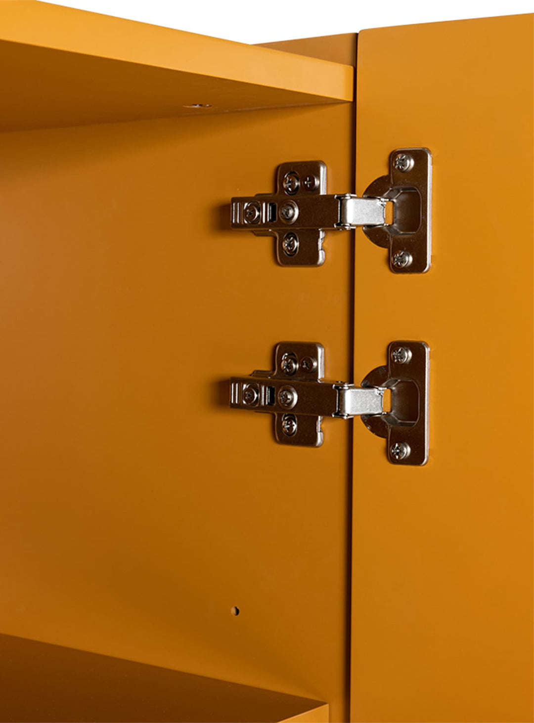 Buffet 2 portes Sixta HKliving : une touche de couleur et de caractère pour votre intérieur. ginger orange