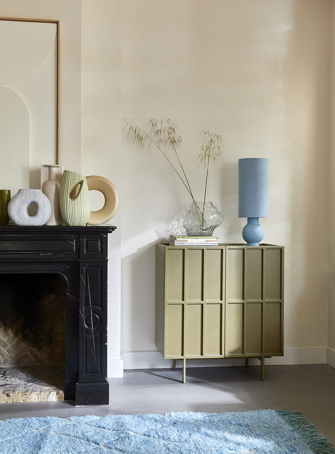 Buffet 2 portes Sixta HKliving : meuble laqué brillant au design rétro chic inspiré des années 60. vert olive