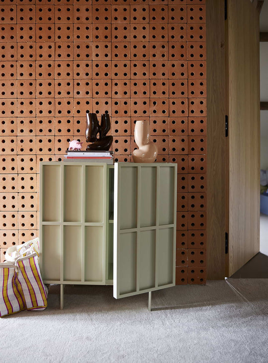 Buffet 2 portes Sixta HKliving : un meuble design inspiré de l'esthétique des années 60. creme