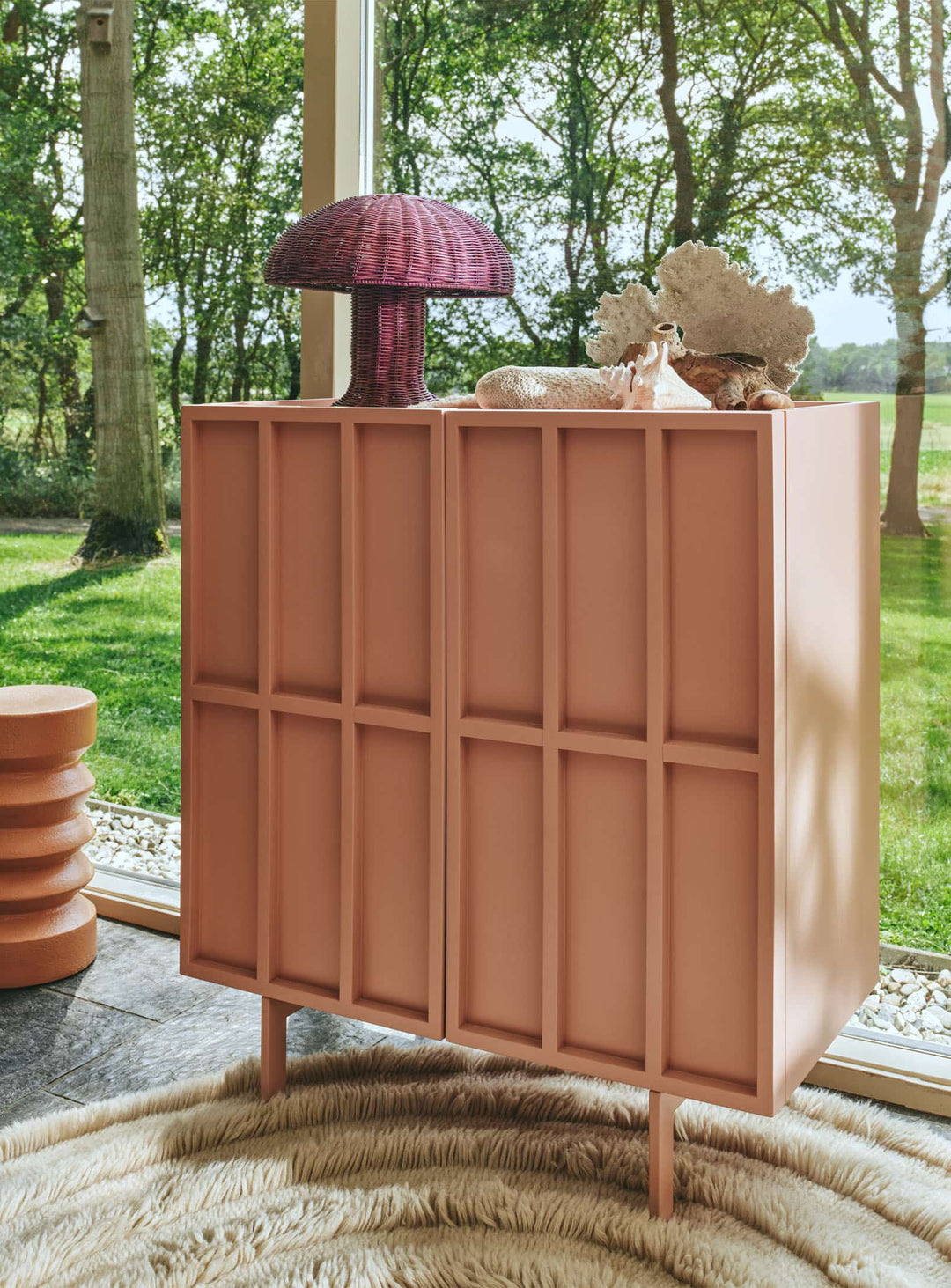 Buffet 2 portes Sixta HKliving : design géométrique, étagère réglable et fermeture silencieuse. blush