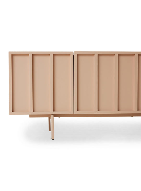 Buffet bas HKliving Sixta, inspiration brutaliste et finitions soignées. nude