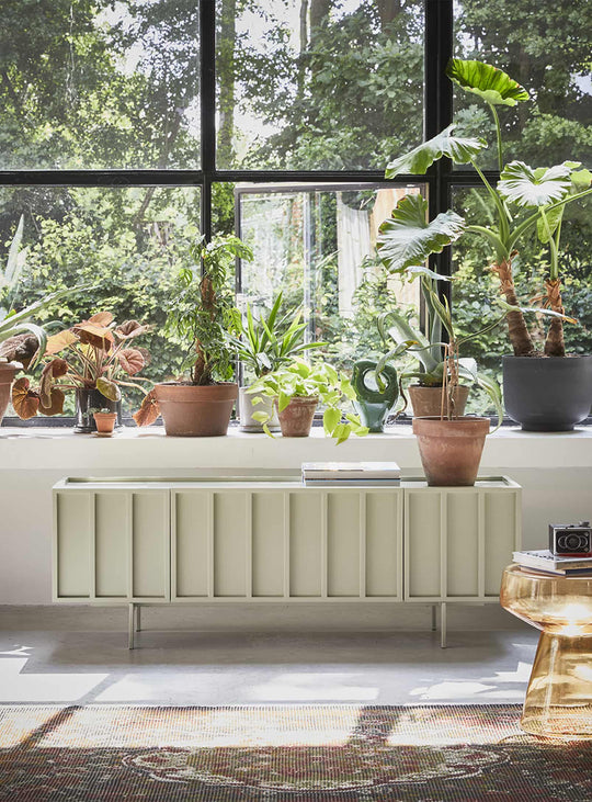 Buffet bas HKliving Sixta, design brutaliste et grand espace de rangement. pebble