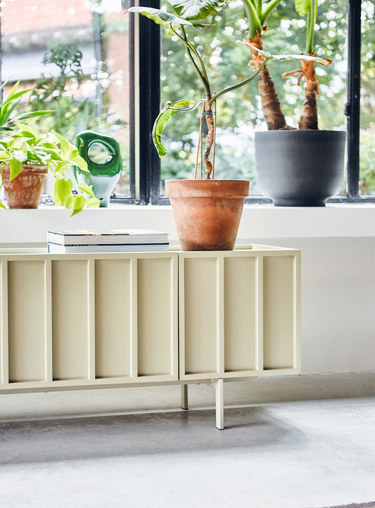 Buffet bas HKliving Sixta, parfait pour organiser votre espace TV. pebble
