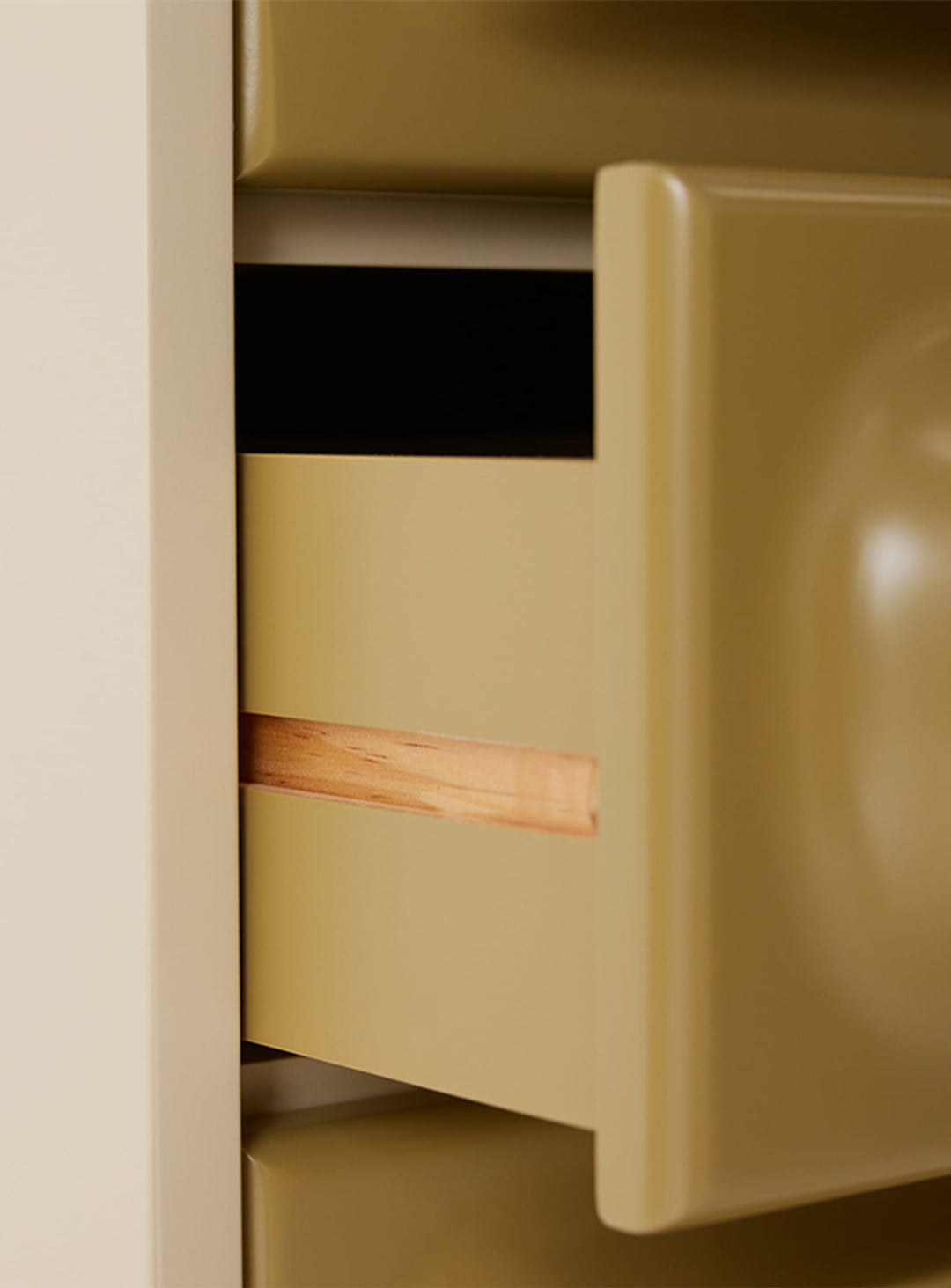 Meuble à tiroirs Space HKliving, une colonne élégante qui combine rangement généreux et faible encombrement. sage