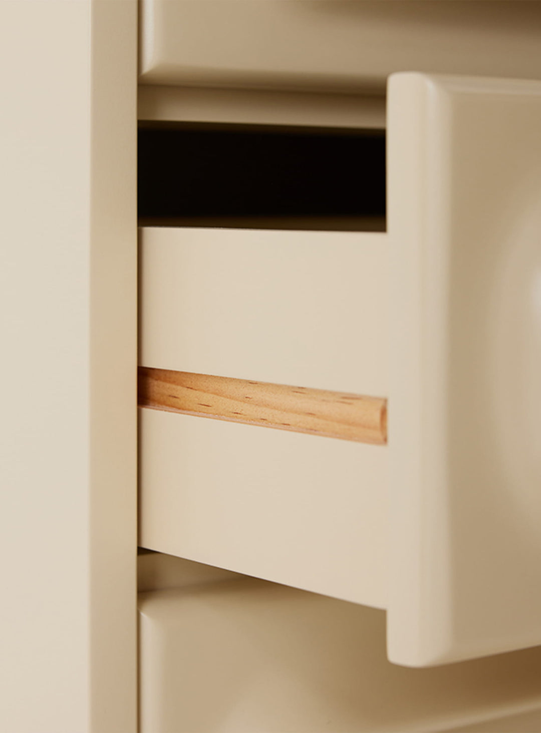 Meuble à tiroirs Space HKliving, un rangement compact en MDF et pin pensé pour exploiter les espaces étroits. creme