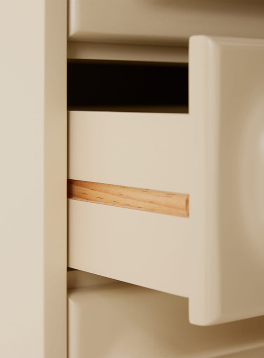 Meuble à tiroirs Space HKliving, un rangement compact en MDF et pin pensé pour exploiter les espaces étroits. creme