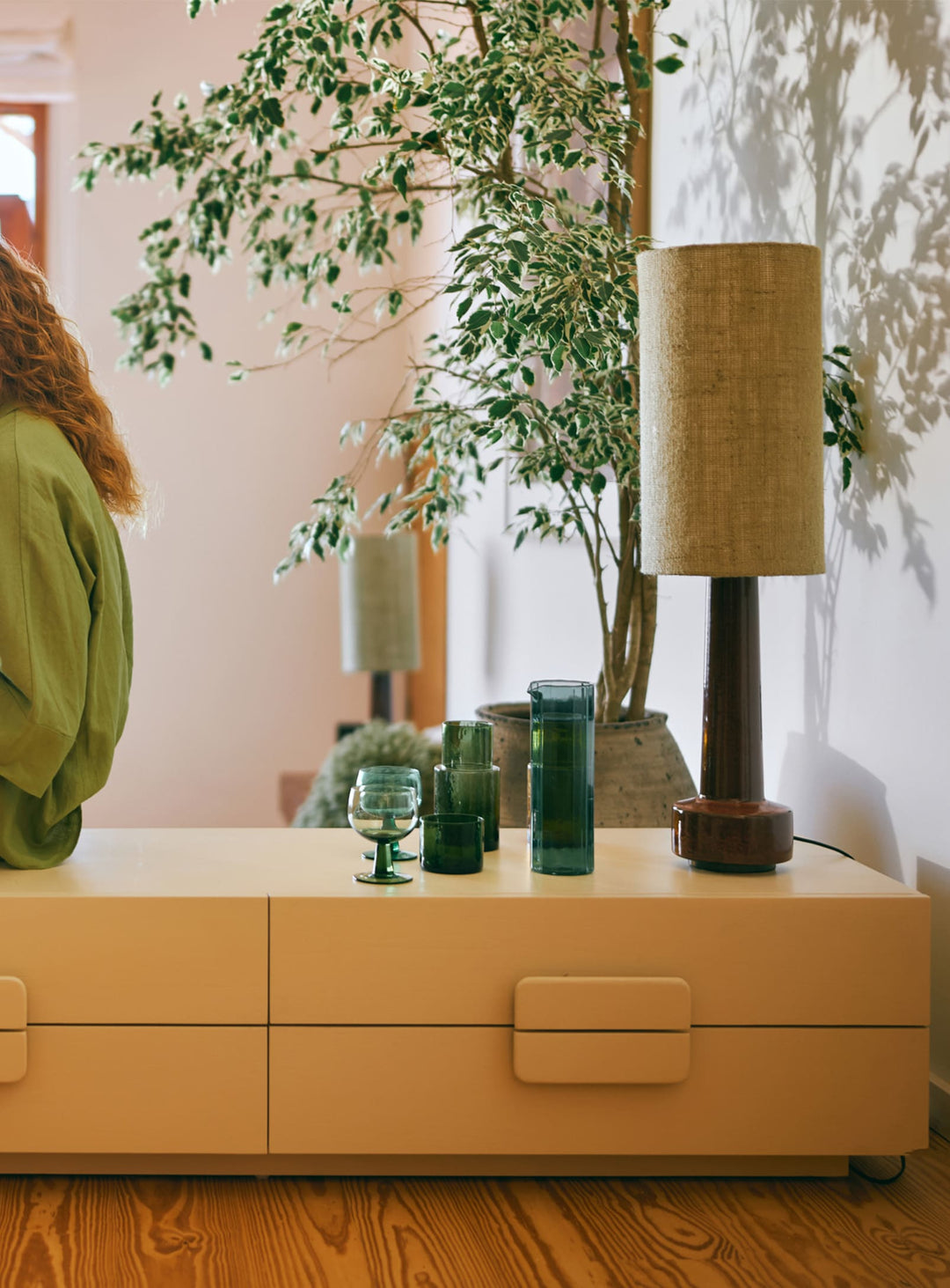Buffet bas Spacious HKliving, lignes minimalistes et rangement optimisé pour pièce de vie.
