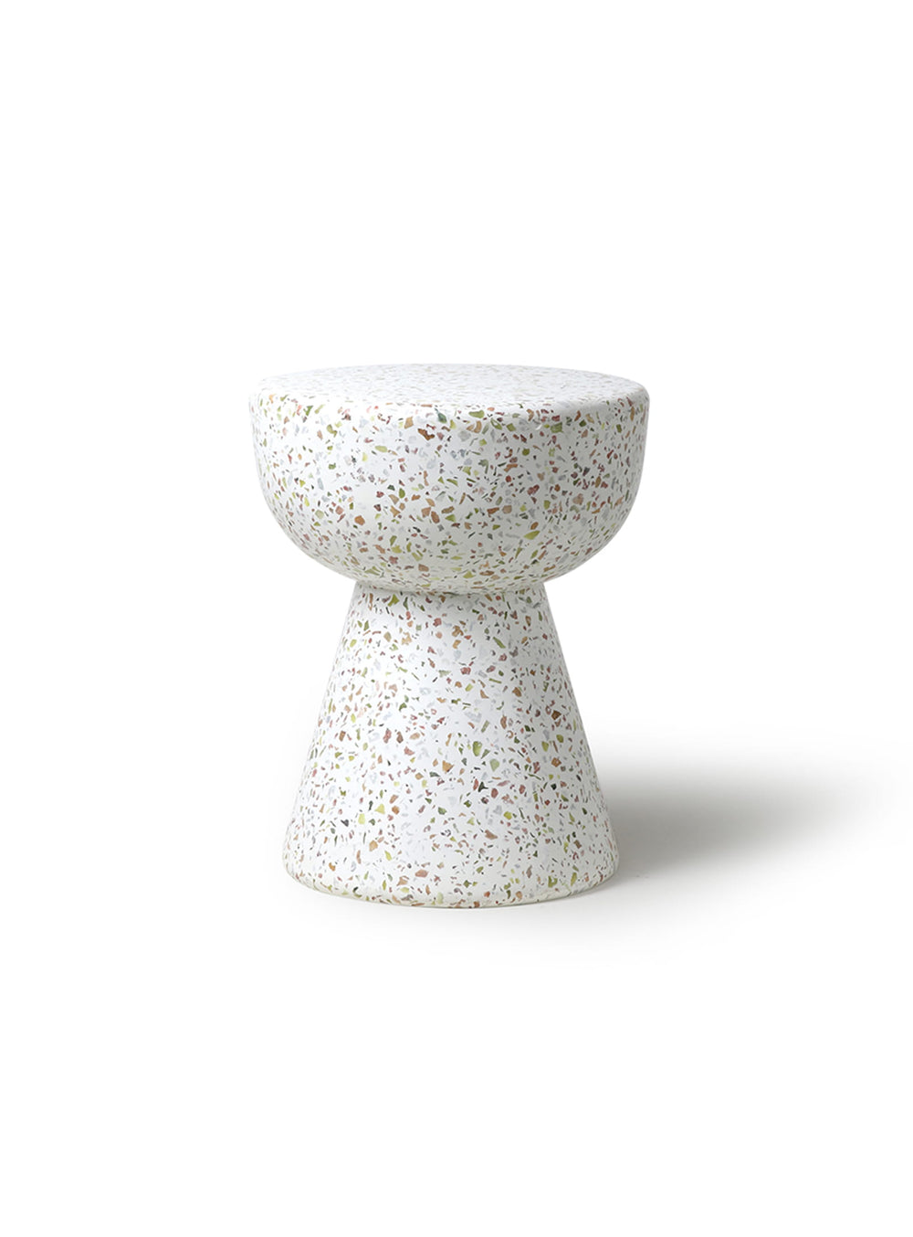 Table d'appoint Terrazzo HKliving, en béton massif et terrazzo, pour un intérieur au style minéral. multicolour