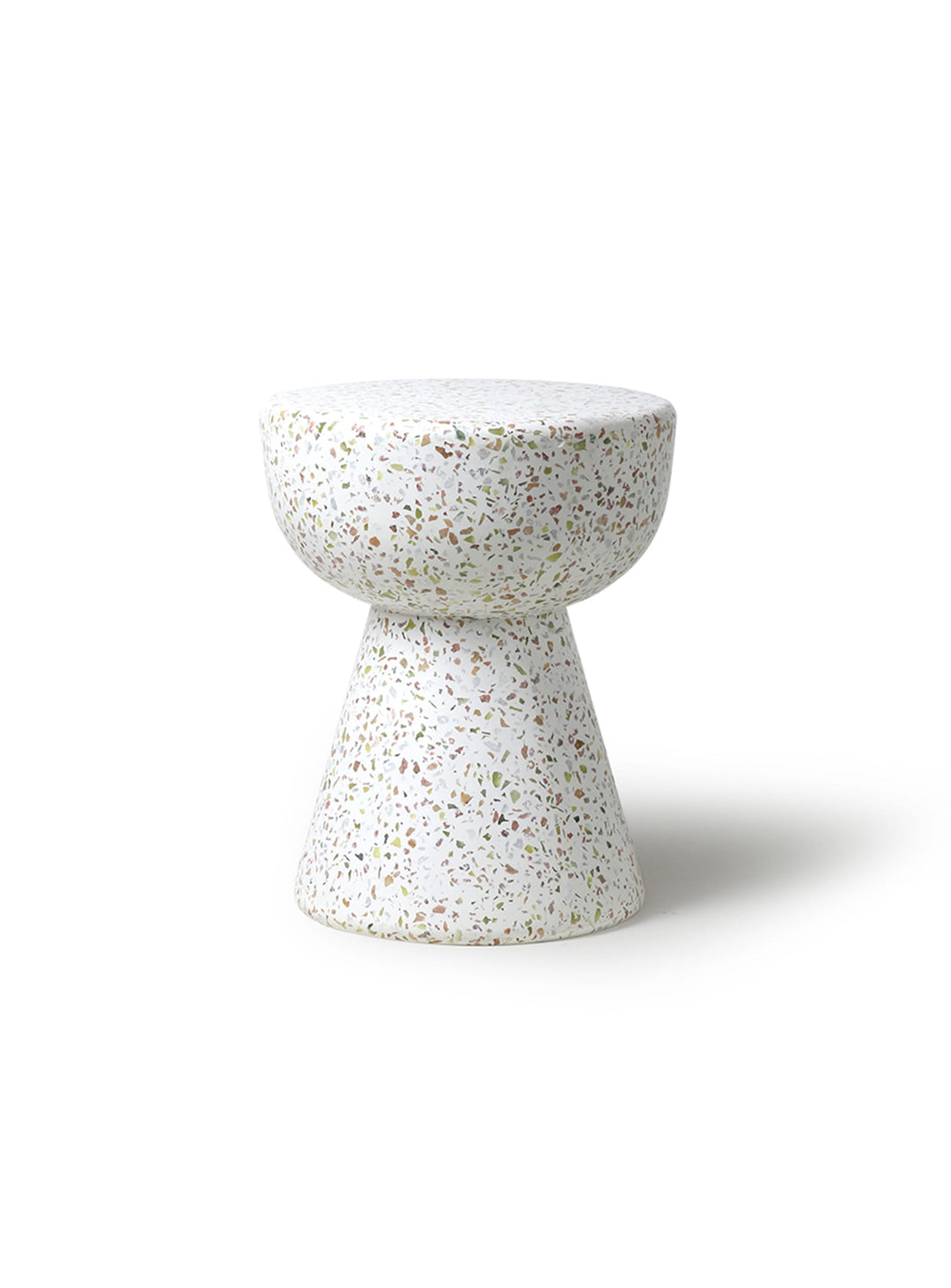 Table d'appoint Terrazzo HKliving, en béton massif et terrazzo, pour un intérieur au style minéral. multicolour