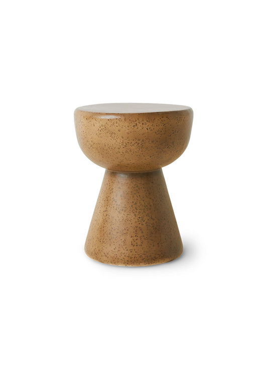 Découvrez la table d'appoint Terrazzo HKliving, un meuble sculptural en béton au caractère unique. pebble