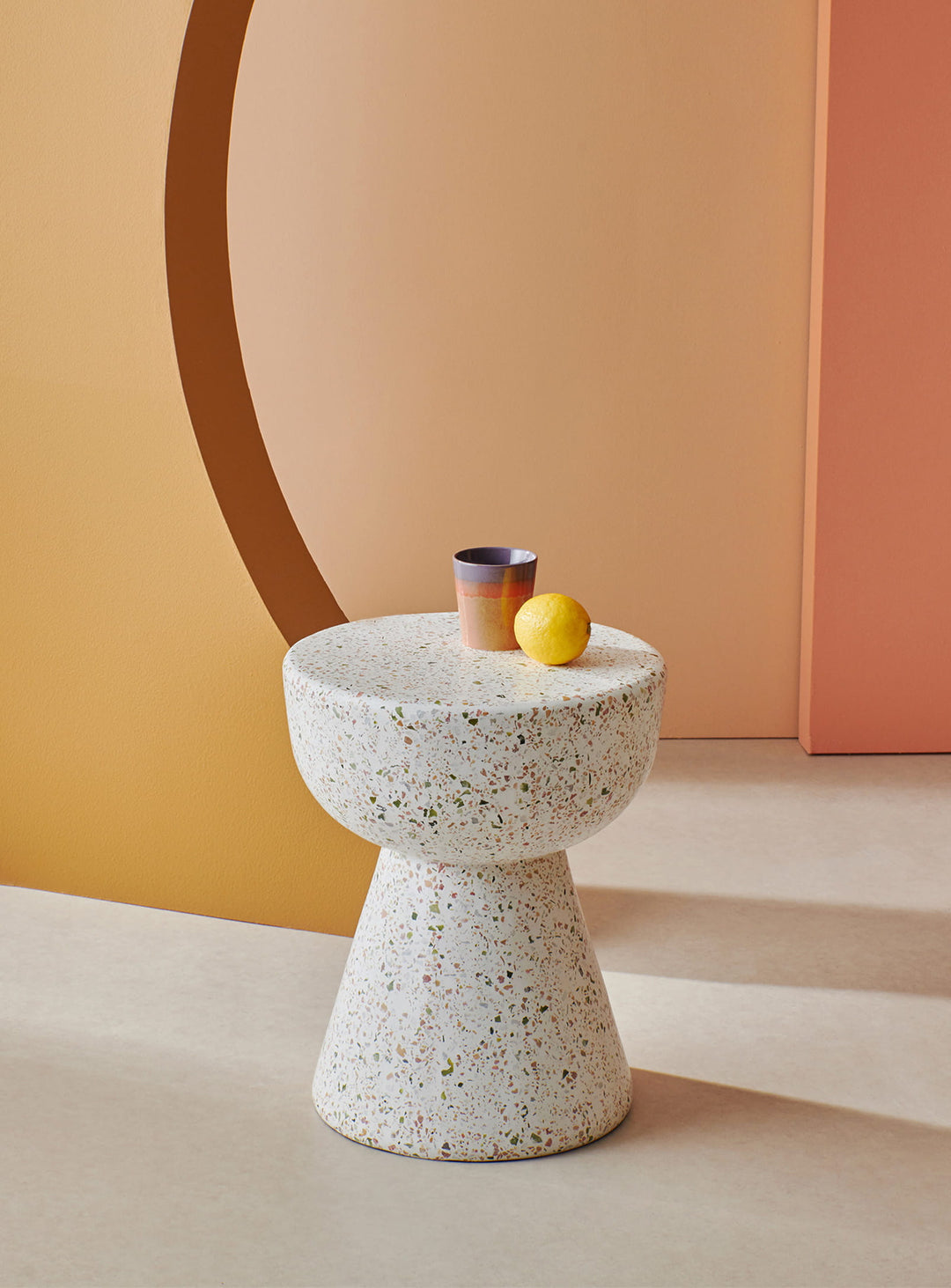 La table d'appoint Terrazzo HKliving apporte une touche minérale et contemporaine à votre intérieur. multicolour