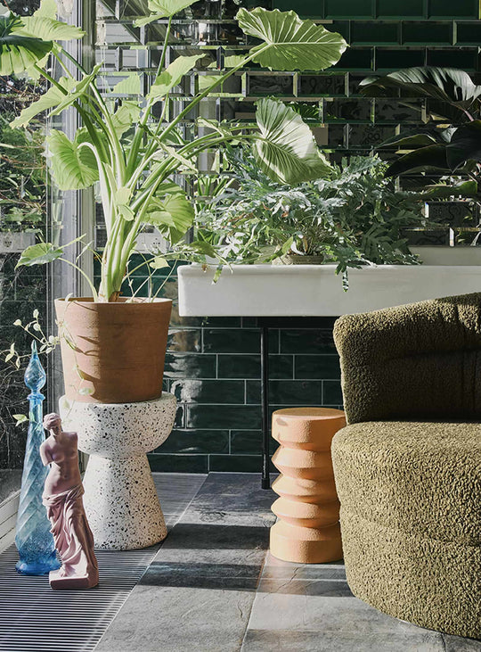 Choisissez la table d'appoint Terrazzo HKliving, idéale près d'un sofa ou d'un fauteuil. multicolour