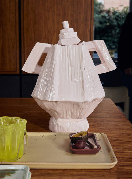 Vase amphore Teun Zwets HKliving en bois de sungkai, au design sculptural et à la teinte lilas affirmée.
