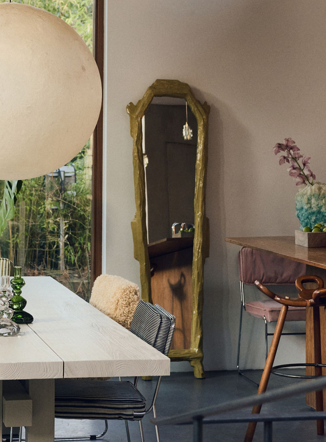 Miroir sur pied Antique HKliving, signé Teun Zwets, au design contemporain en bois de sungkai.