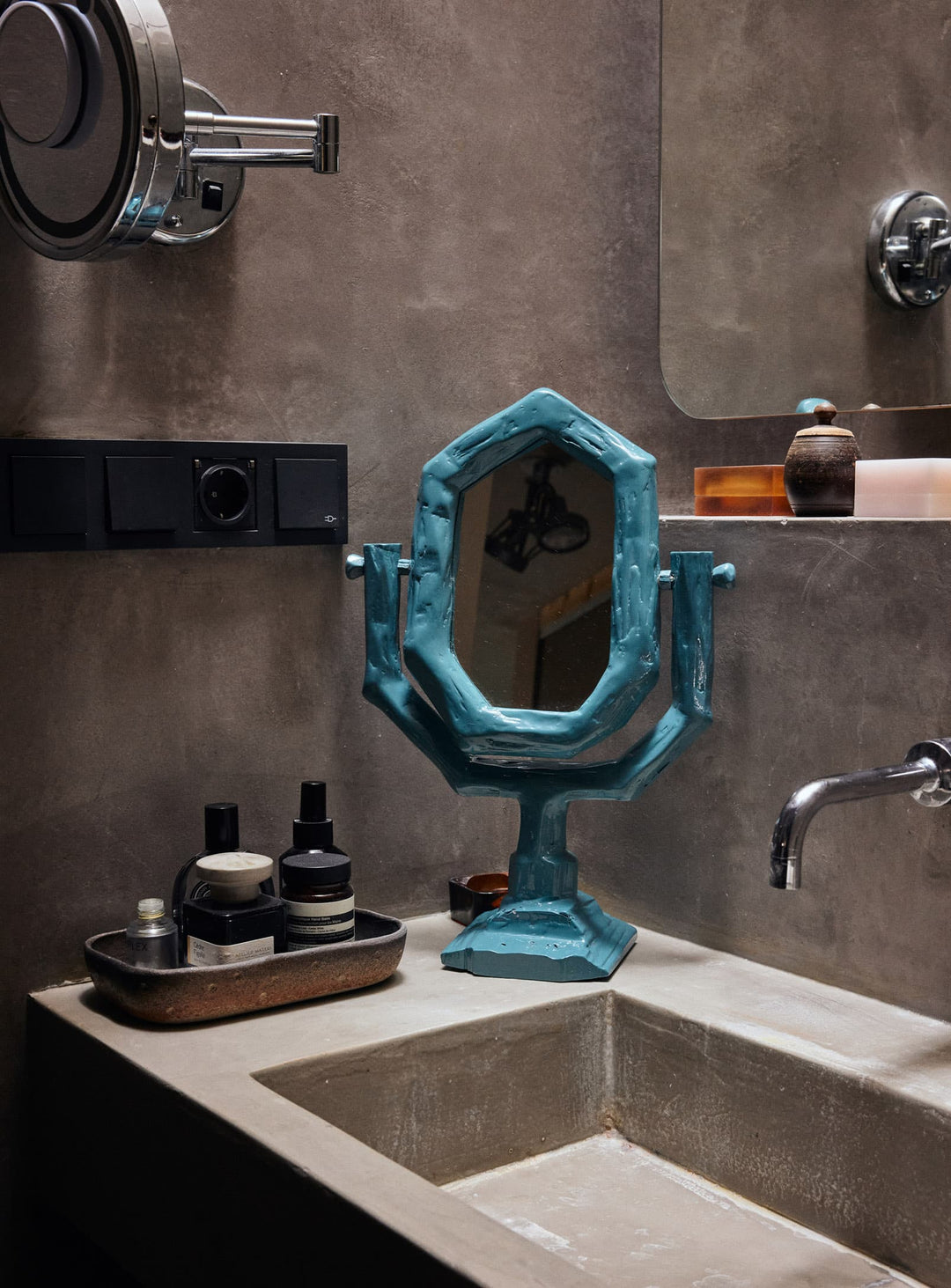 Miroir de coiffeuse Teun Zwets HKliving en bois de sungkai, au design sculptural et expressif. petrol