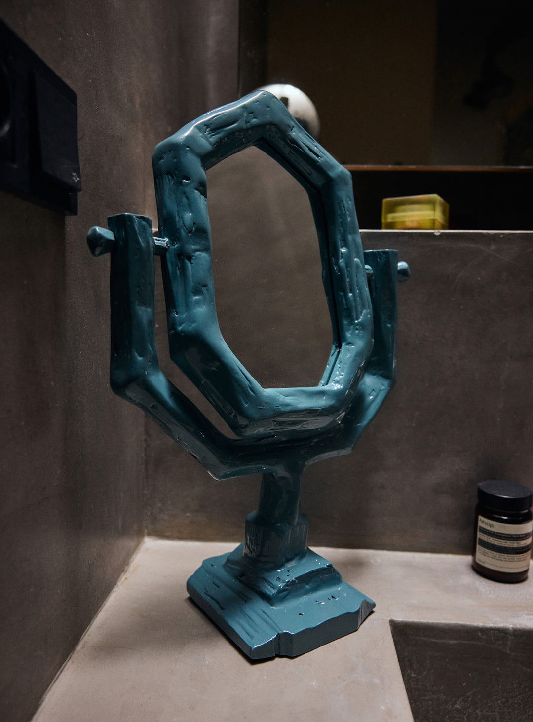 Miroir de coiffeuse Teun Zwets HKliving en bois, au style brut et contemporain inspiré de l’atelier. petrol