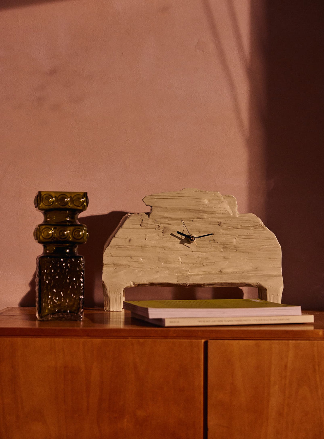 Horloge Teun Zwets HKliving en sungkai, idéale pour créer un point focal original dans votre décor. seafoam
