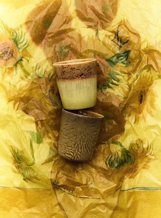 Tasses Van Gogh 70s Ceramics HKliving en grès, un duo coloré inspiré de l’univers expressif de Vincent van Gogh. Tournesols
