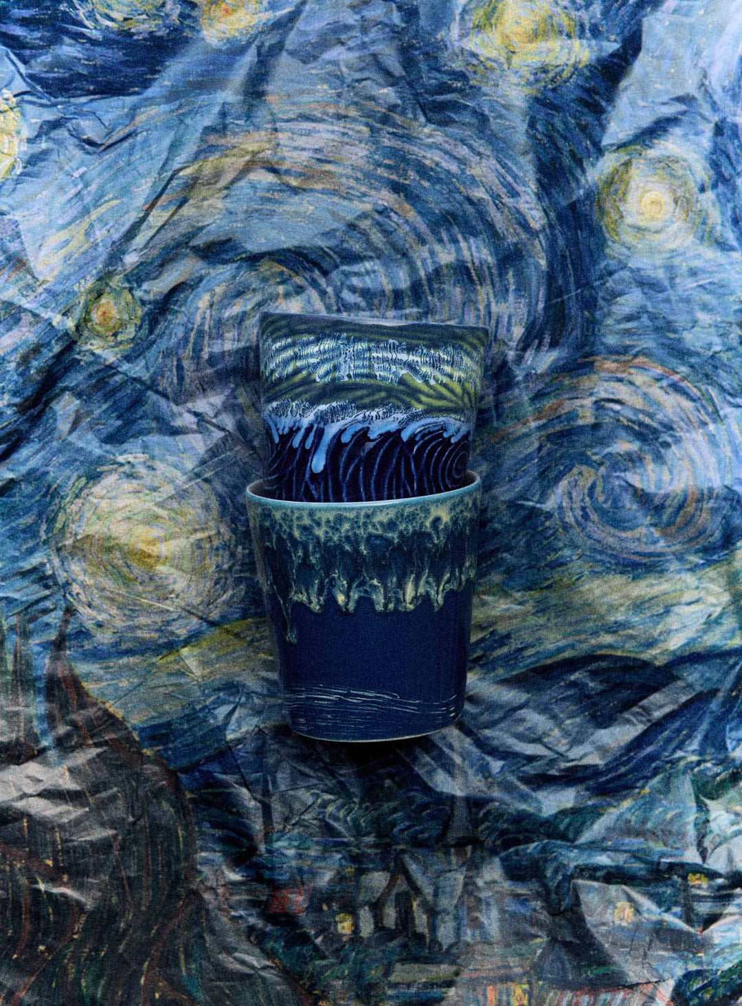 Tasses Van Gogh 70s Ceramics HKliving, une collection de duos en grès aux décors artistiques et rétro. Nuit Etoilée