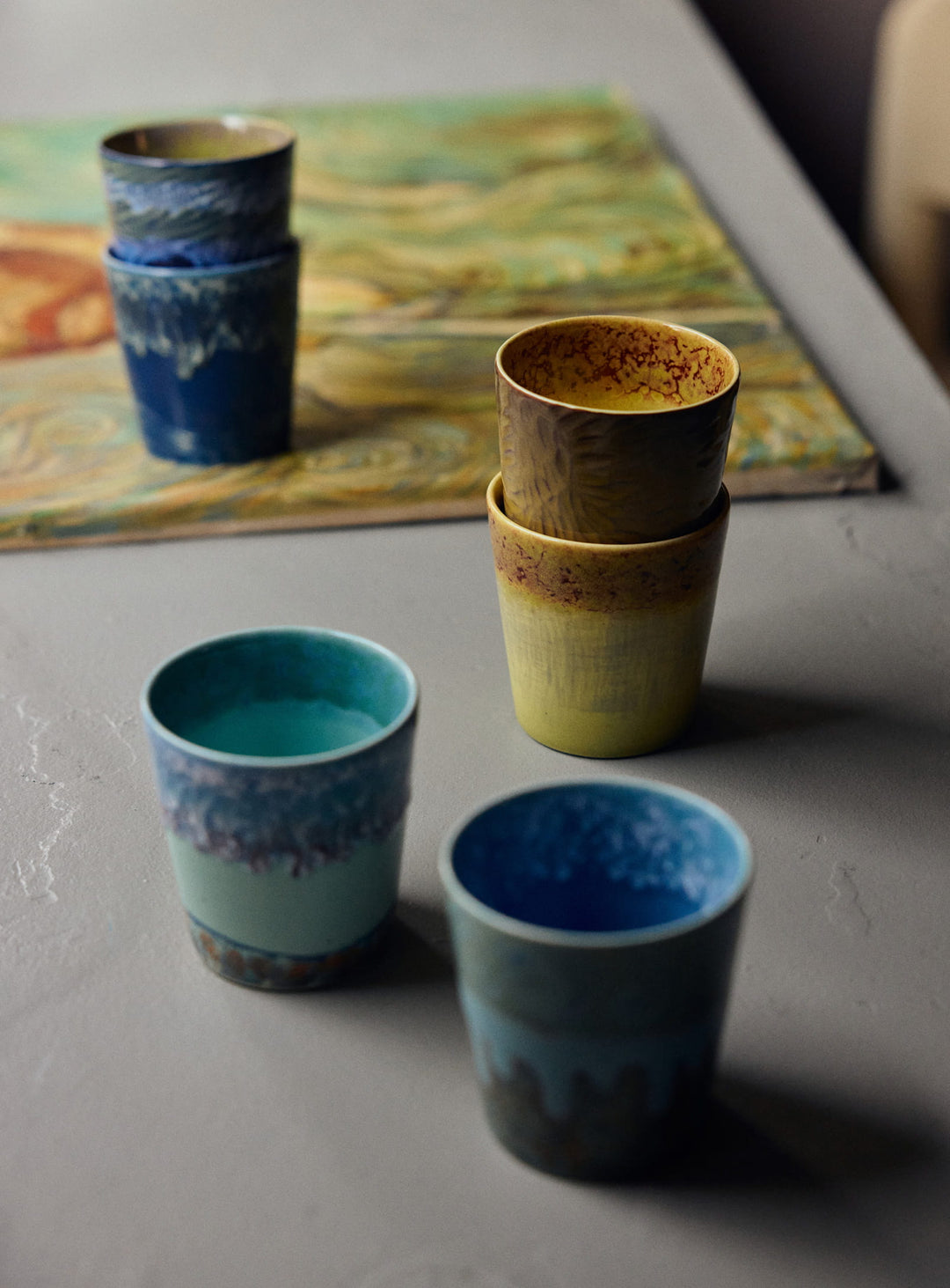 Tasses à café Van Gogh 70s Ceramics HKliving, parfaites pour offrir une touche de musée à votre pause café. Tournesols