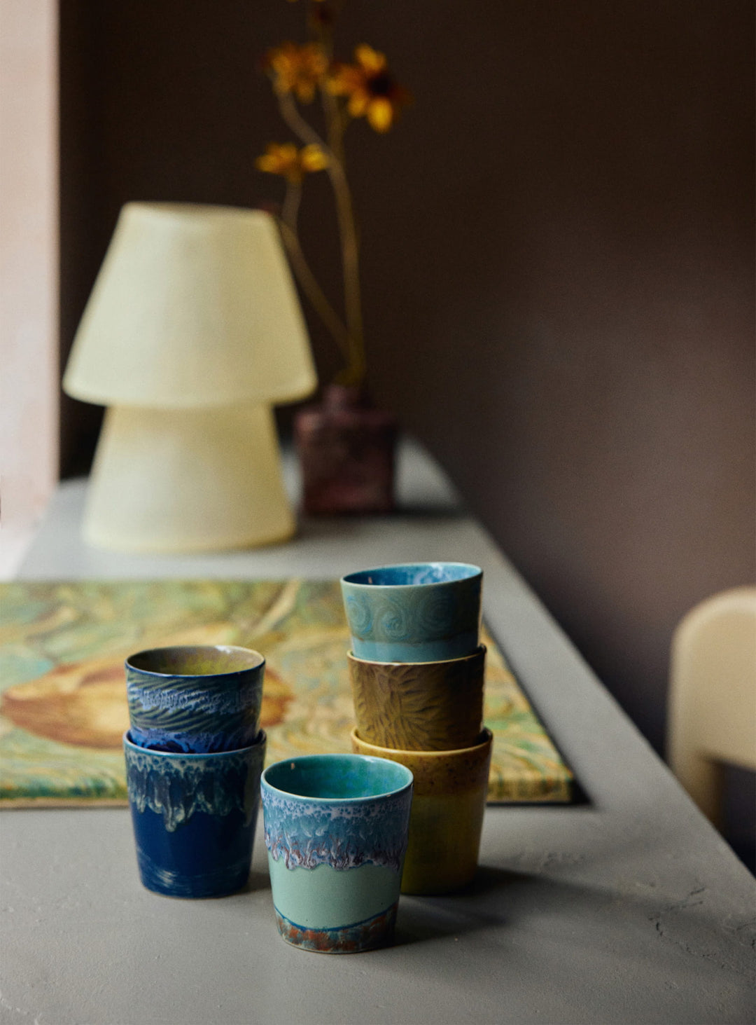 Tasses à café Van Gogh 70s Ceramics HKliving en grès, un duo artistique inspiré des œuvres emblématiques du peintre. Autoportrait