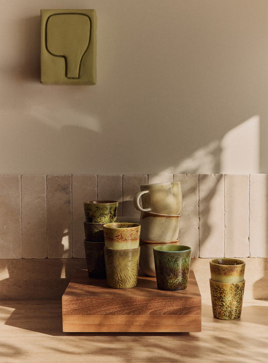 Tasses Van Gogh 70s Ceramics HKliving, un duo en grès qui transforme chaque café en petit moment d’art. Tournesols