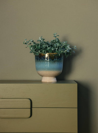 Cache-pot Lagoon de HKliving : céramique bleue glacée, émail réactif et charme minéral.