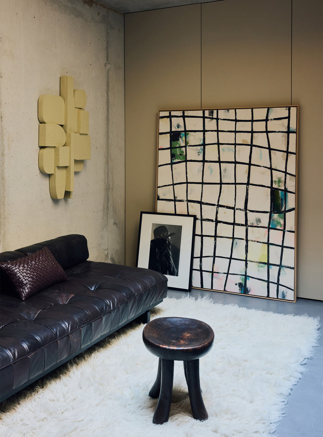 Tableau Wired HKliving, une toile abstraite grand format aux lignes noires graphiques et aux touches de couleur.