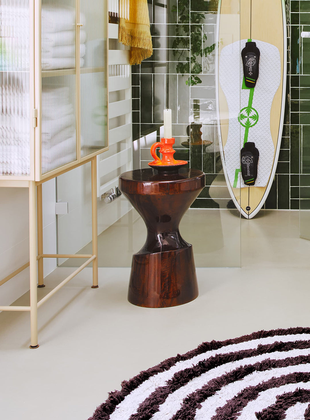 Tabouret Burgundy de HKliving en bois de manguier massif, une pièce déco au coloris bordeaux profond.